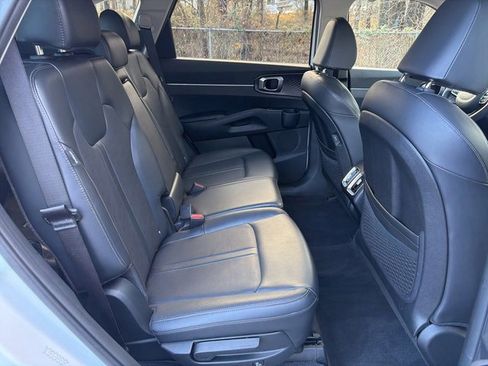 Used 2024 Kia Sorento S image 11