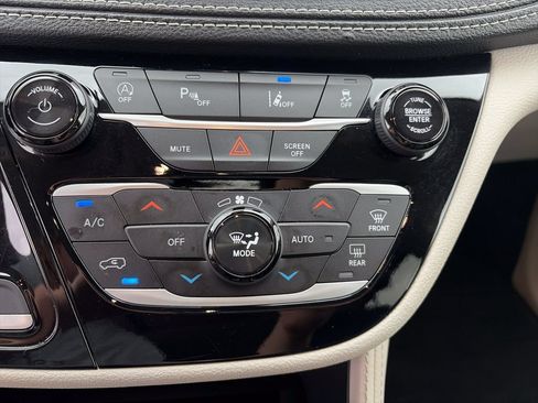 Used 2023 Chrysler Pacifica Limited FWD image 27