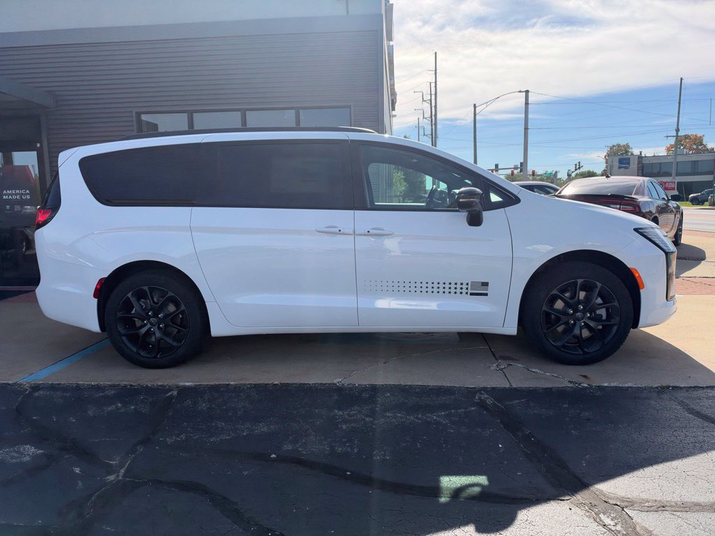 New 2027 Chrysler Pacifica Select AWD/4WD image 6