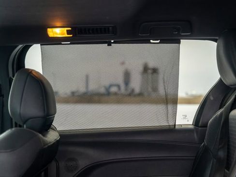 Used 2022 Toyota Sienna XLE Woodland Edition image 22