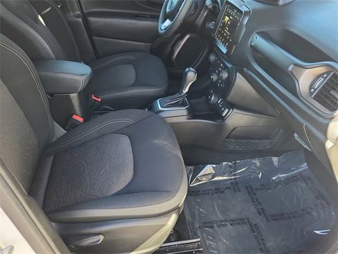 Used 2023 Jeep Renegade Latitude image 12