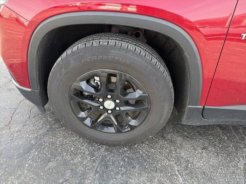 Used 2021 Chevrolet Traverse LT image 2