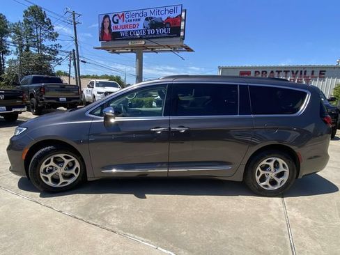 Used 2023 Chrysler Pacifica Limited FWD image 4