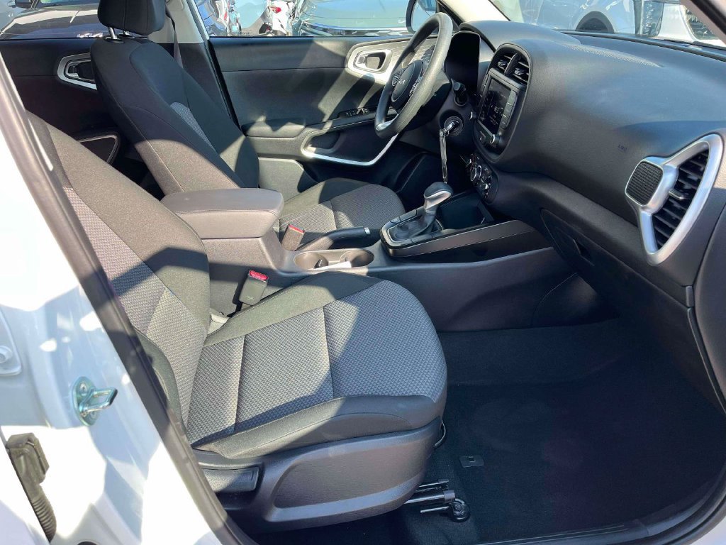 Used 2025 Kia Soul LX w/ LX Technology Package FWD image 12