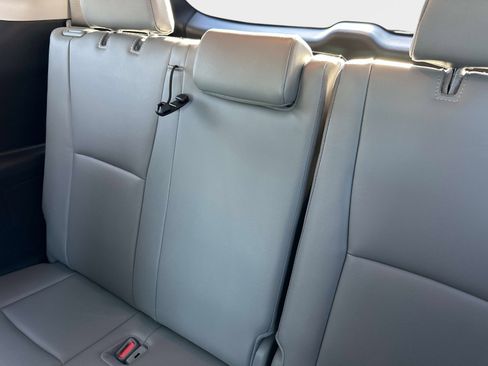 Used 2025 Toyota Highlander Limited image 14