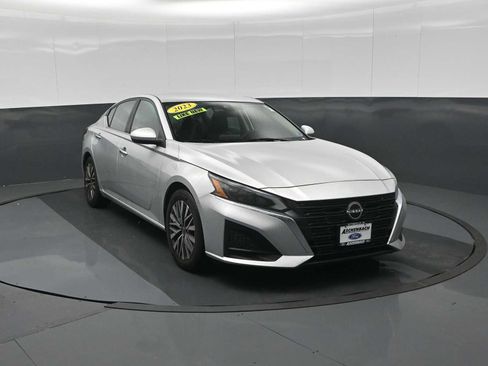 Used 2023 Nissan Altima 2.5 SV FWD image 2
