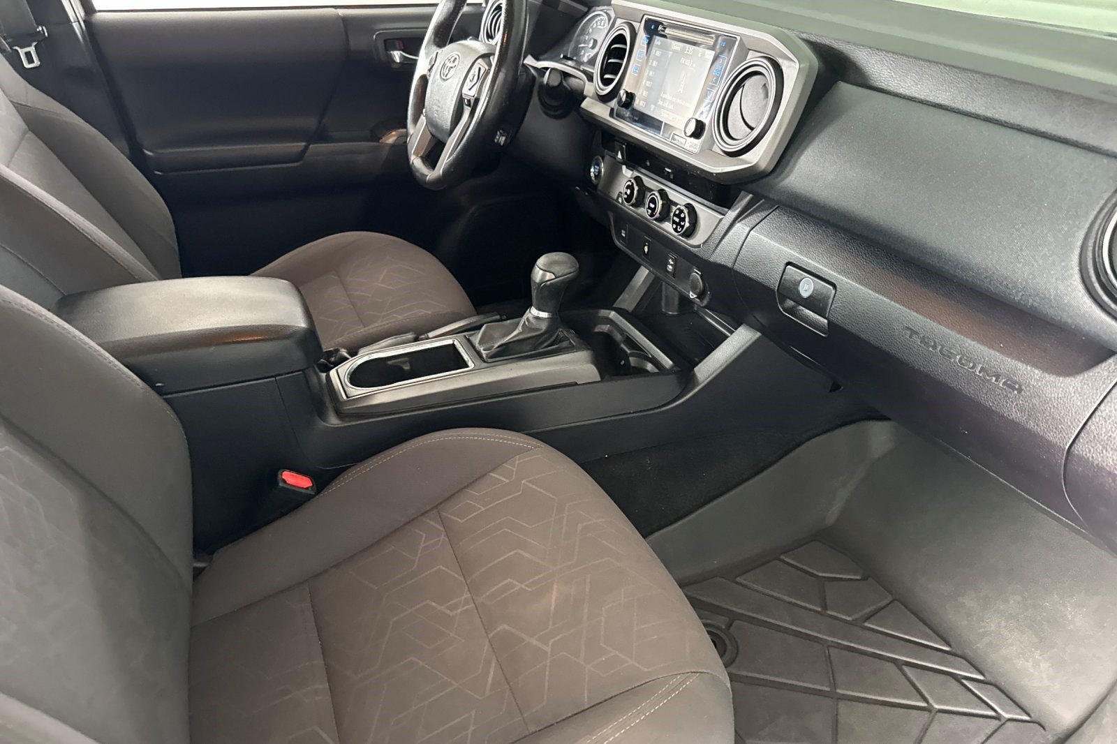 Used 2017 Toyota Tacoma SR5 RWD image 28