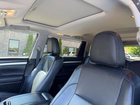 Used 2017 Toyota Highlander XLE FWD image 12