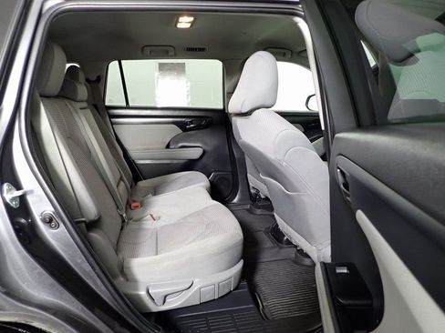 Used 2023 Toyota Highlander L FWD image 31