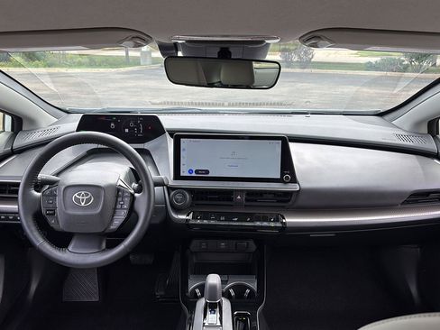 Used 2025 Toyota Prius XLE AWD/4WD image 17