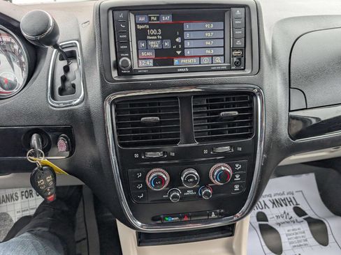 Used 2019 Dodge Grand Caravan SXT w/ Rear Park Assist Package image 17