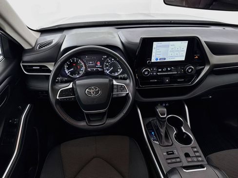 Used 2023 Toyota Highlander LE AWD/4WD image 23
