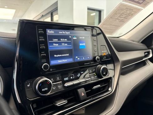Used 2020 Toyota Highlander XLE AWD/4WD image 19