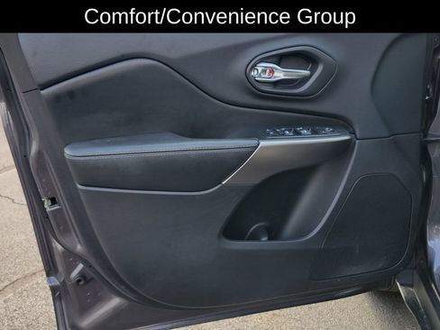 Used 2020 Jeep Cherokee Latitude Plus w/ Comfort/Convenience Group AWD/4WD image 28