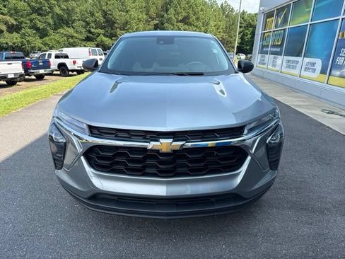 Used 2025 Chevrolet Trax LS w/ Driver Confidence Package FWD image 2