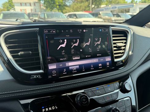 Used 2025 Chrysler Pacifica Limited FWD image 38