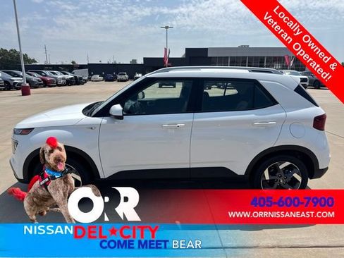 Used 2025 Hyundai Venue SEL FWD image 2