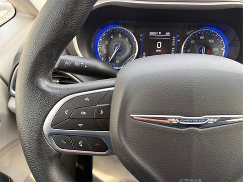 Used 2020 Chrysler Voyager Lxi image 31