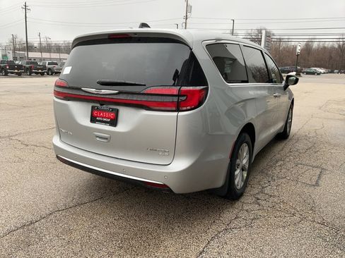New 2026 Chrysler Pacifica Limited image 7