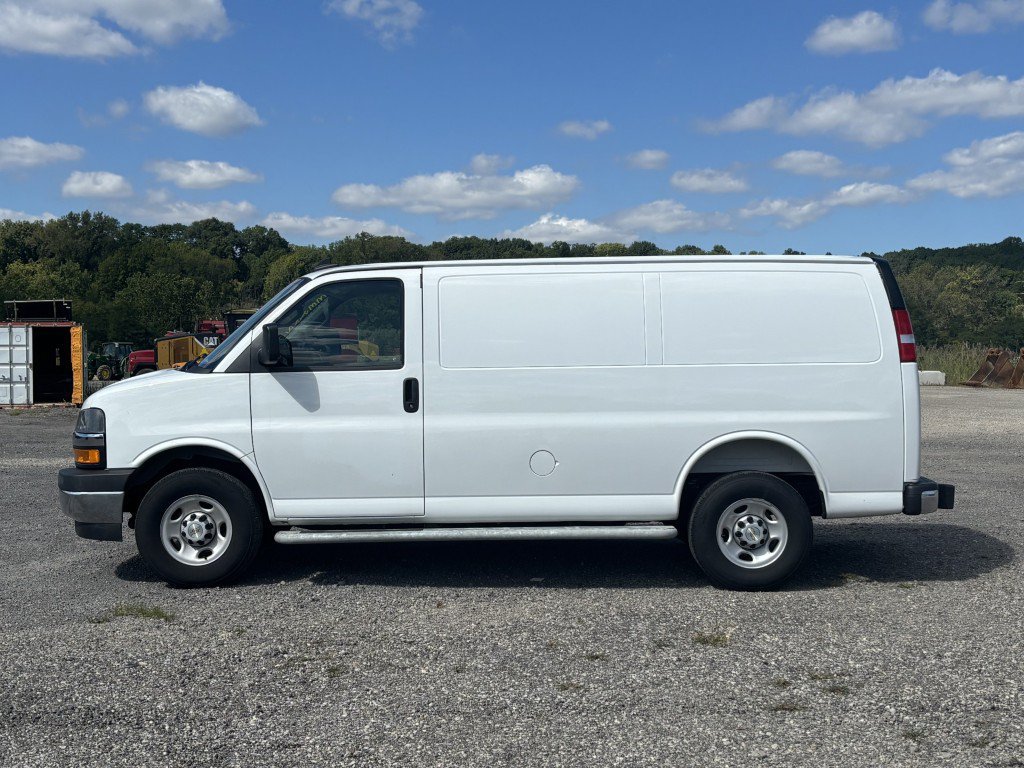 Used 2025 Chevrolet Express 2500 w/ Driver Convenience Package RWD image 6