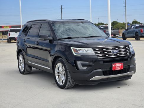 Used 2017 Ford Explorer XLT w/ Equipment Group 202A FWD image 3