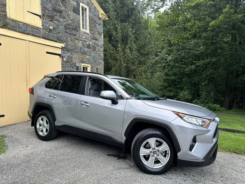 Used 2020 Toyota RAV4 XLE w/ Convenience Package AWD/4WD image 1