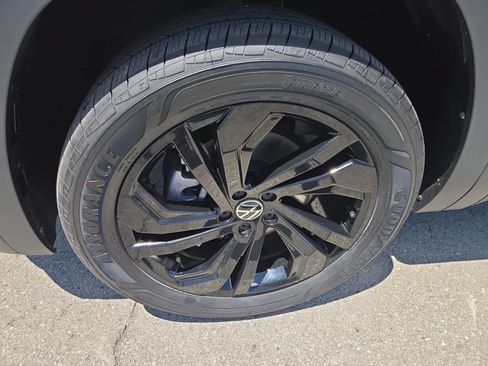 Certified 2023 Volkswagen Atlas SE w/ Black Wheel Package FWD image 16