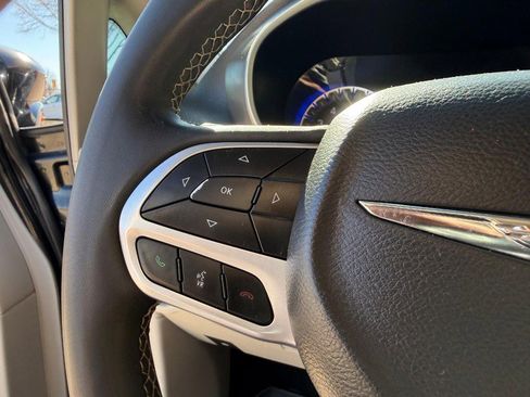 Used 2022 Chrysler Pacifica Touring-L w/ Uconnect Theater Family Group image 30