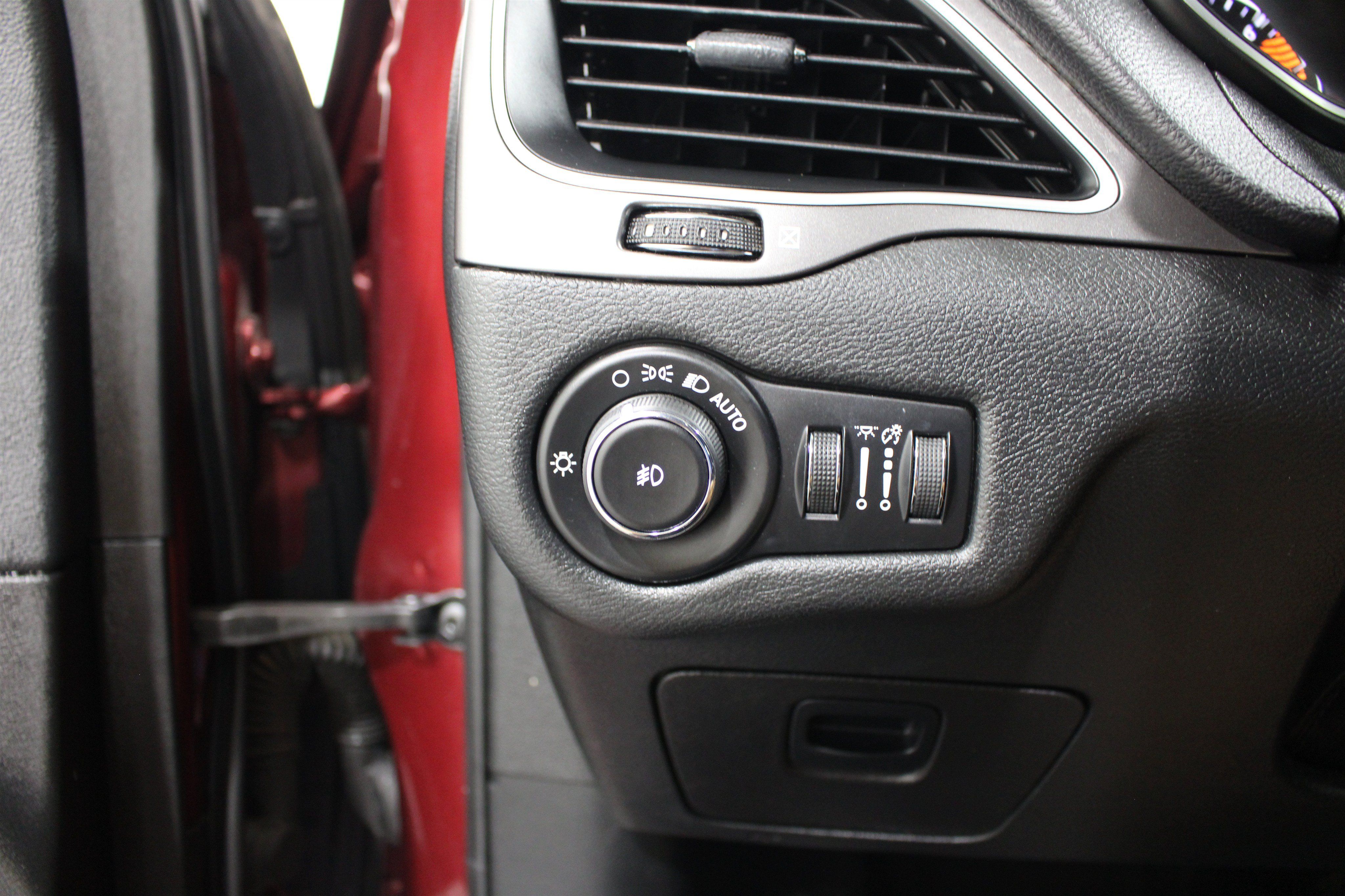 Used 2019 Jeep Cherokee Latitude Plus w/ Cold Weather Group FWD image 8