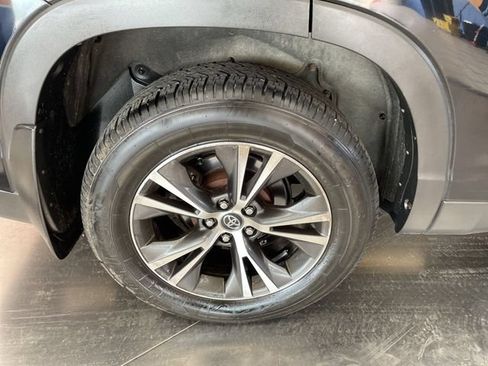 Used 2019 Toyota Highlander LE AWD/4WD image 5