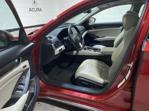 Used 2018 Honda Accord Touring image 2