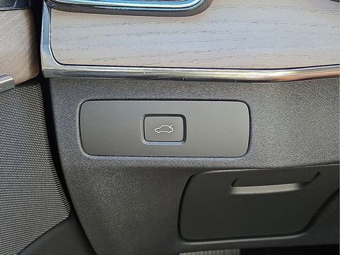 New 2026 Volvo XC90 B5 Core w/ Protection Package Premier image 30