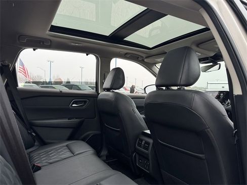 Used 2022 Nissan Rogue Platinum w/ Head-Up Display Package image 12