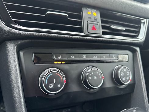 Used 2022 Volkswagen Taos SE w/ Panoramic Sunroof Package image 11