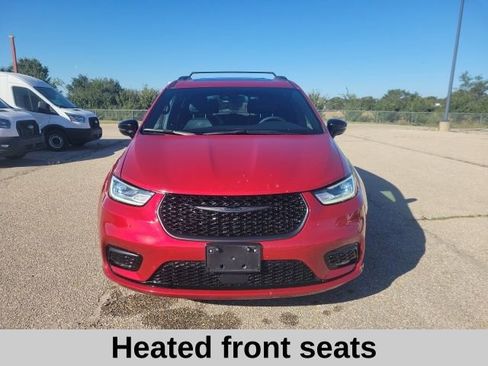 Used 2025 Chrysler Pacifica Limited image 13