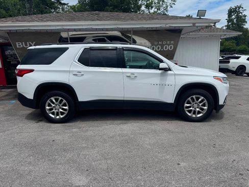 Used 2020 Chevrolet Traverse LT w/ Driver Confidence II Package AWD/4WD image 2