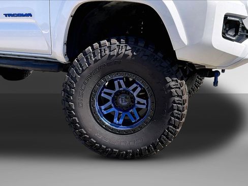 Used 2022 Toyota Tacoma TRD Sport AWD/4WD image 2