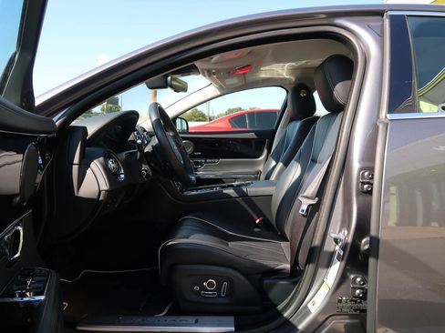 Used 2019 Jaguar XJ R-Sport image 13