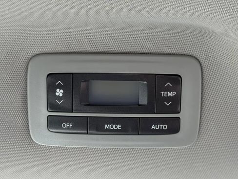 Used 2015 Toyota Sienna L FWD image 29