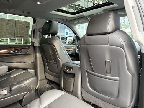 Used 2020 Cadillac Escalade Luxury AWD/4WD image 19