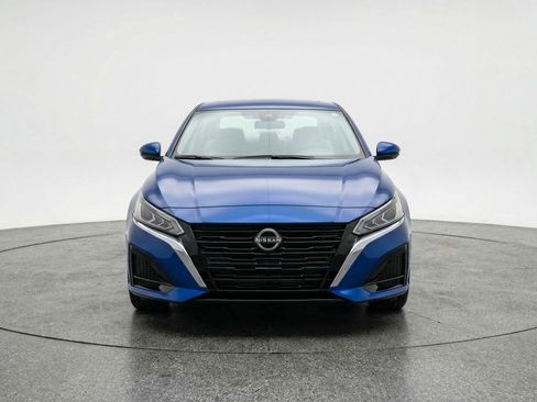 Used 2025 Nissan Altima 2.5 SV image 2