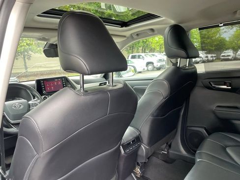 Used 2022 Toyota Highlander XLE AWD/4WD image 28