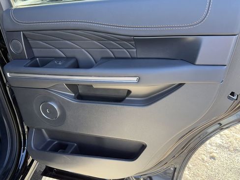 Used 2024 Ford Expedition Platinum image 33