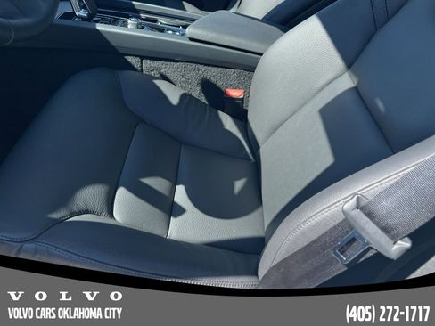 Used 2025 Volvo XC60 B5 Plus image 9