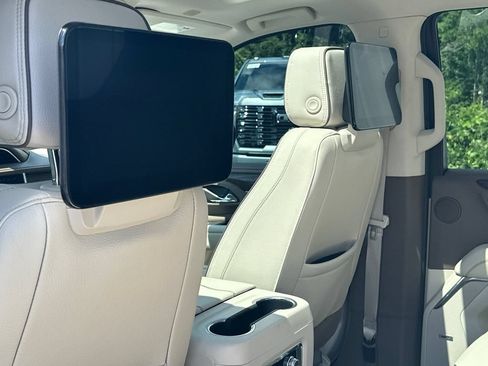 Used 2024 GMC Yukon Denali w/ Advanced Technology Package AWD/4WD image 23