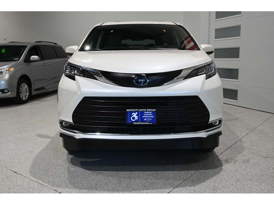 Used 2021 Toyota Sienna XLE AWD/4WD image 4