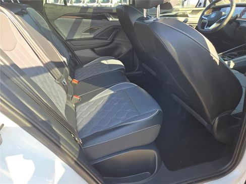 Used 2025 Volkswagen Tiguan SEL R-Line image 11