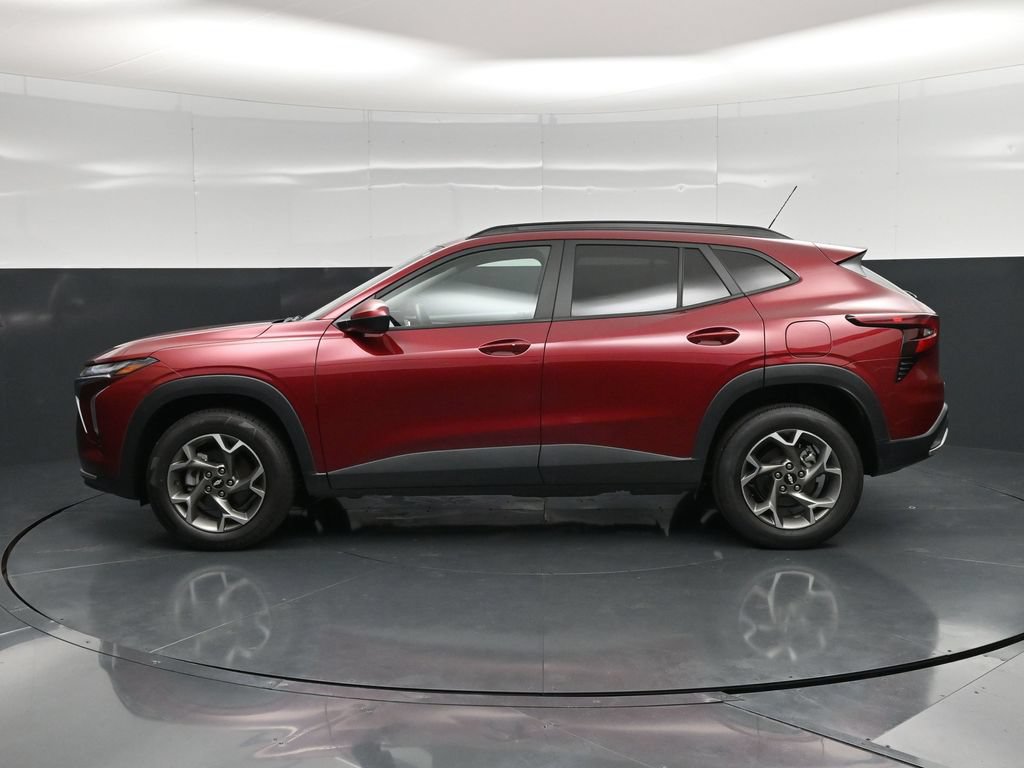 Used 2025 Chevrolet Trax LT w/ LT Convenience Package FWD image 8