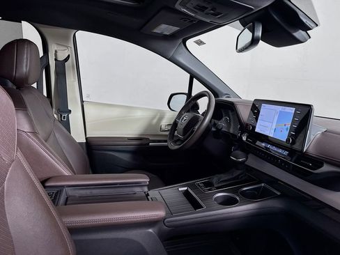 Used 2024 Toyota Sienna Platinum image 37