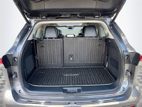 Used 2023 Toyota Highlander Platinum image 26
